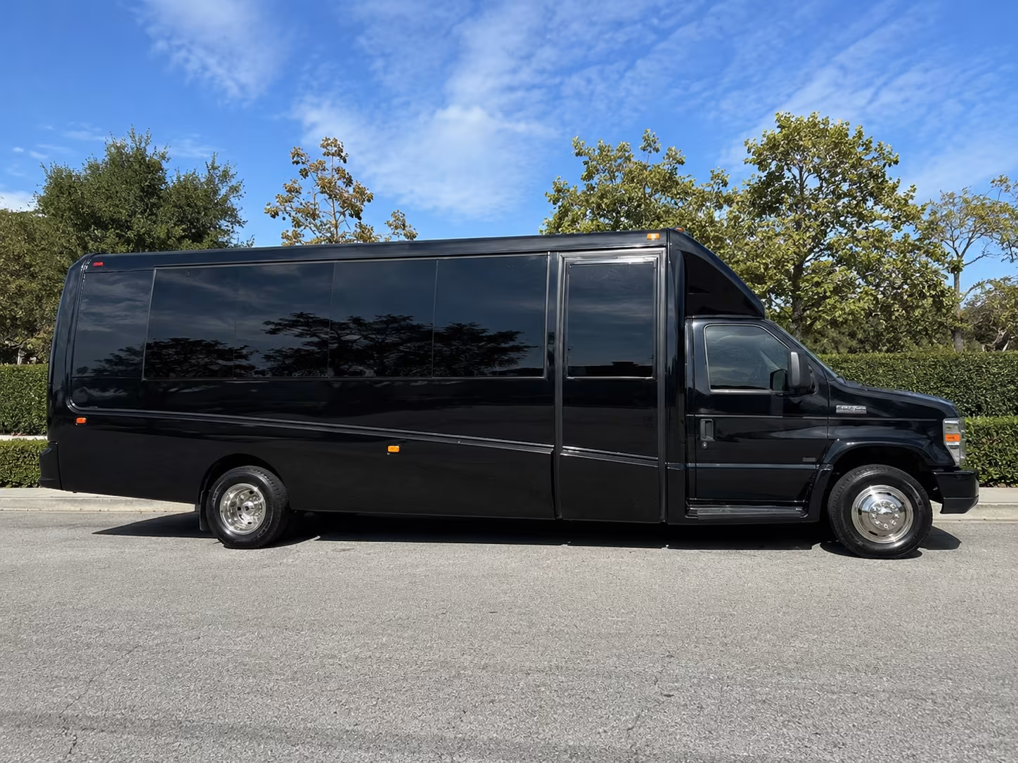 kirklandcharterbuscompany com can help you get to kraken and storm games at climate pledge arena